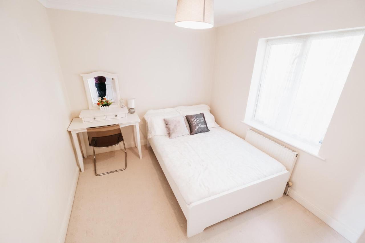 Booker Avenue House - 4 Bedroom House With Garden And Parking 밀턴 케인즈 외부 사진